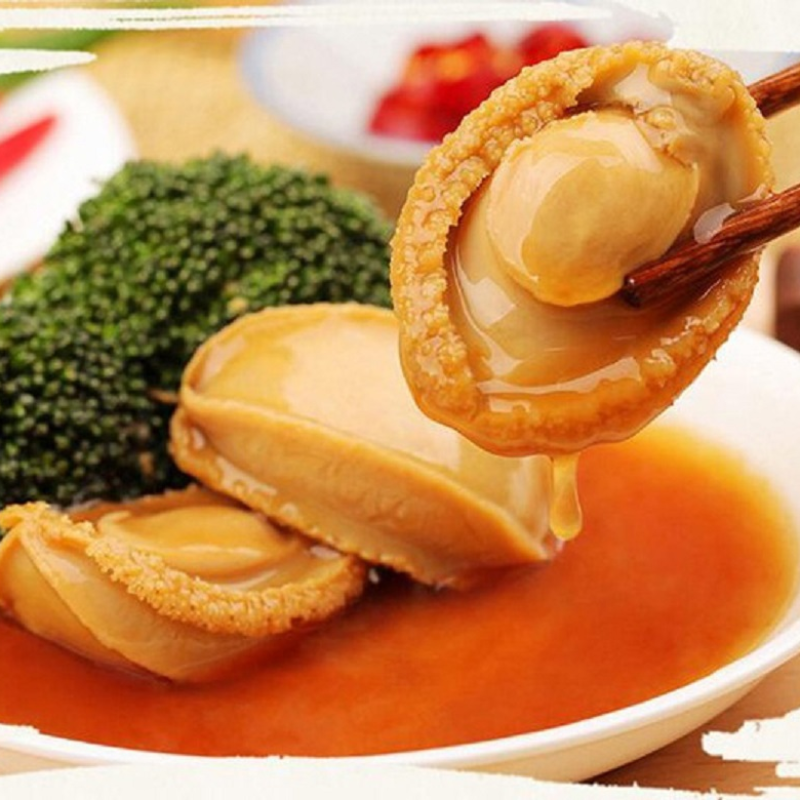 Đĩa bào ngư sốt dầu hào hấp dẫn, màu sắc bóng bẩy, có thể kèm rau xanh trang trí, trông rất chuyên nghiệp
